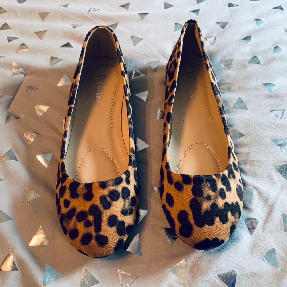 Round toe leopard flats